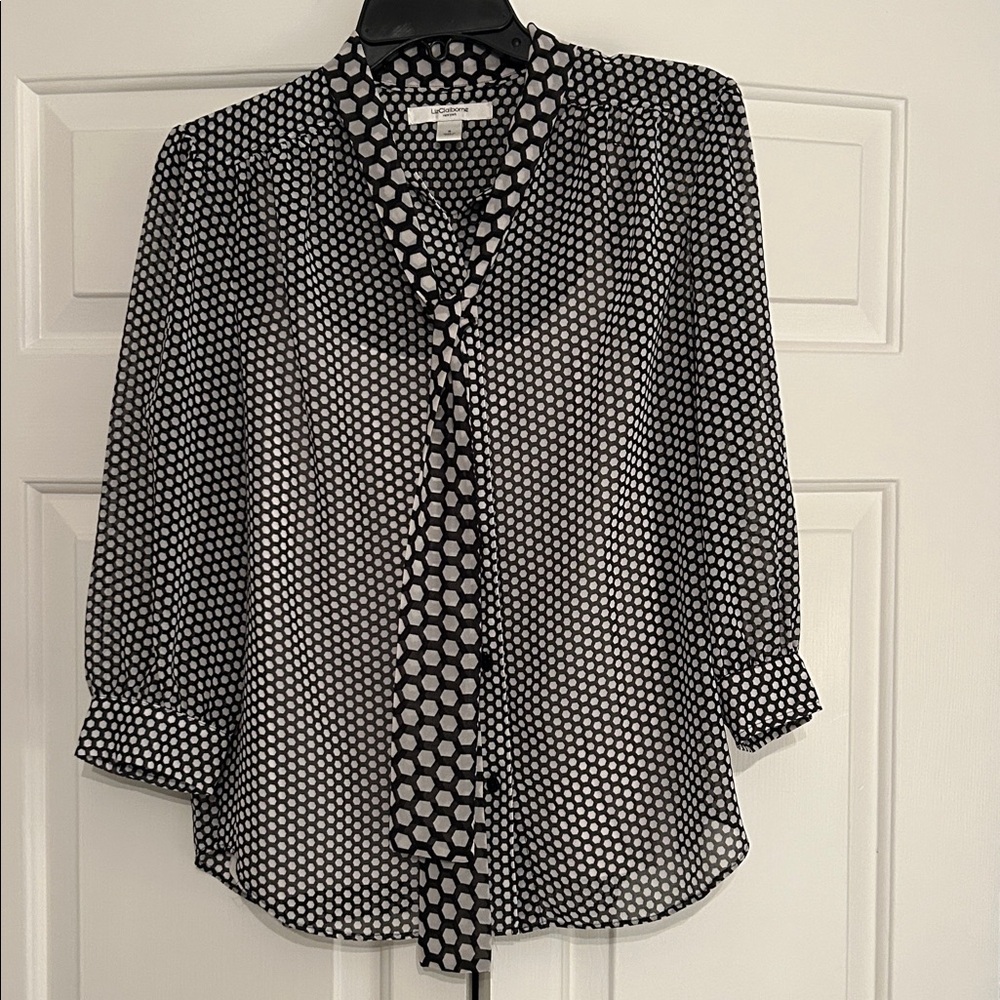 Liz Claiborne Black and White Hexagon Pattern Top